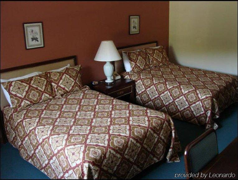 Bicentennial Inn Buckhannon Room photo