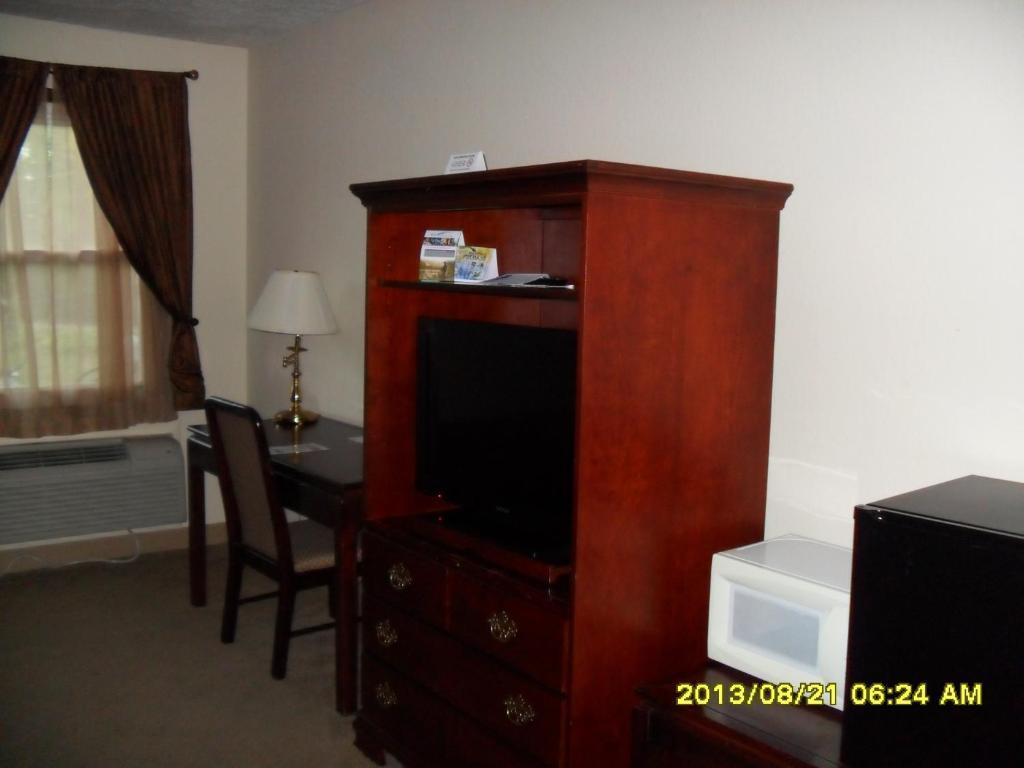 Bicentennial Inn Buckhannon Room photo